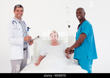 Team der Arzt einem Patienten Stockfoto