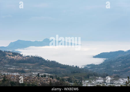 Meer der Wolken und terrassierten Feldern Stockfoto