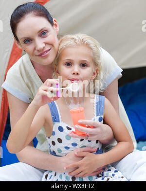 Mutter und Tochter gemeinsam Spaß zu haben, in einem park Stockfoto