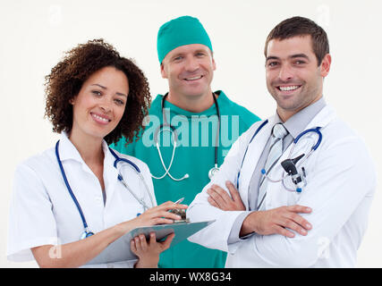 Ärzte in die Kamera schaut lächelnd Stockfoto