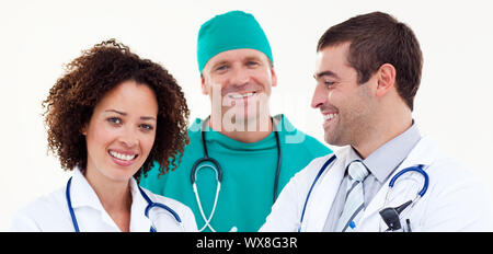 Gruppe von lächelnden Ärzte in die Kamera schaut Stockfoto
