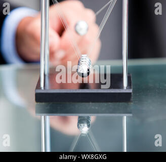 Nahaufnahme einer kinetischen Ball im Büro Stockfoto