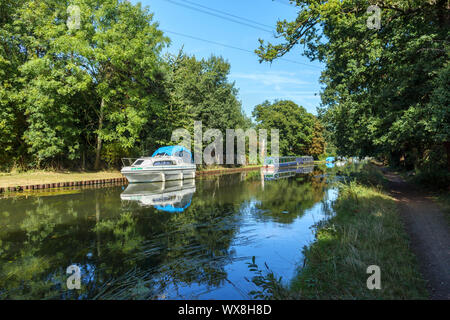 Boote am Ufer des River Wey, wie es der Basingstoke Canal zwischen Weybridge und New Haw, Surrey, Südosten, England, Grossbritannien verbindet Stockfoto