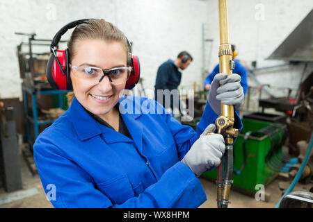 Eine glückliche Frau Arbeiten in der Werkstatt Stockfoto