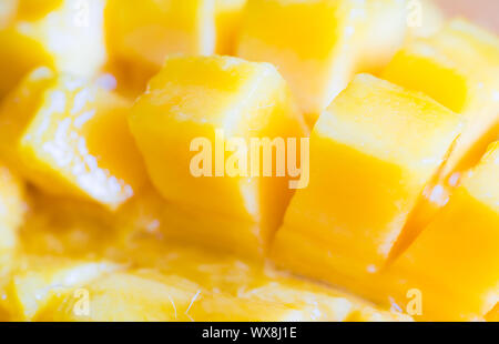 Nahaufnahme von Mango in kleine Würfel geschnitten Stockfoto