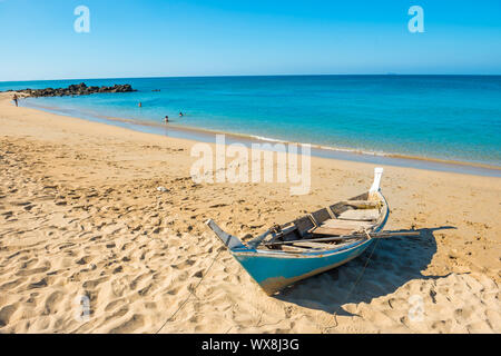 Tropische Landschaft mit Boot am Sandstrand Stockfoto