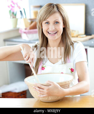Nahaufnahme einer kaukasischen Frau Vorbereitung einen Kuchen in der Küche zu Hause. Stockfoto