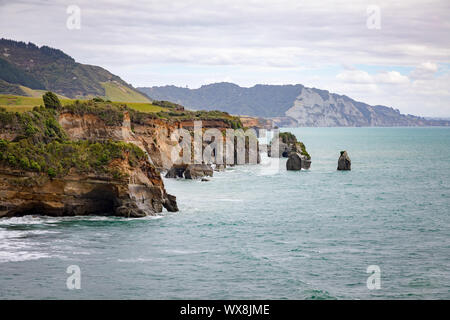 Meer Felsen und Mount Taranaki, Neuseeland Stockfoto