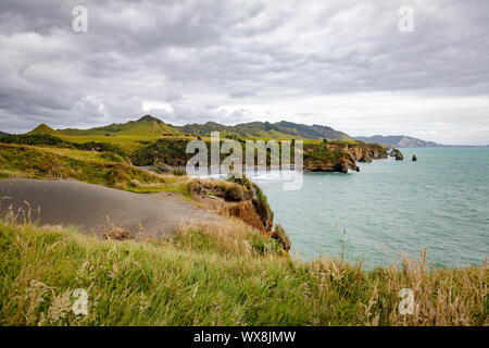 Meer Felsen und Mount Taranaki, Neuseeland Stockfoto