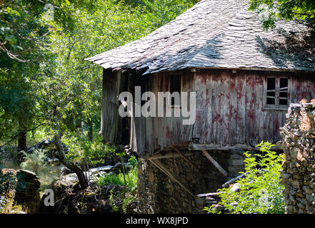 Alten, verlassenen Haus auf dem Land mit kaputten Dach und Fenster in der Nähe eines Flusses. Stockfoto