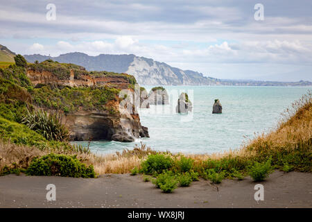 Meer Felsen und Mount Taranaki, Neuseeland Stockfoto