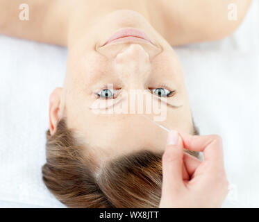 Akupunktur Nadeln auf einer schönen Frau Kopf in einem Spa Center Stockfoto