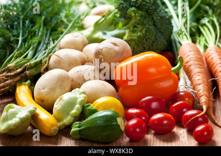 Reihe von ganzen sortierten frisches Bio-Gemüse Stockfoto