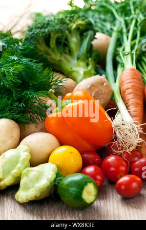 Reihe von ganzen sortierten frisches Bio-Gemüse Stockfoto