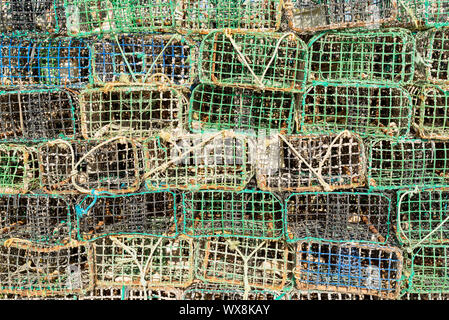 Stapel von kommerziellen prawn Reusen im Hafen von Lagos Stockfoto