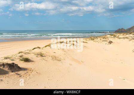 Der schöne Strand und die Mündung des Flusses Aljezur Praia da Amoreira Stockfoto