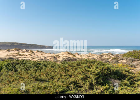 Der schöne Strand und die Mündung des Flusses Aljezur Praia da Amoreira Stockfoto