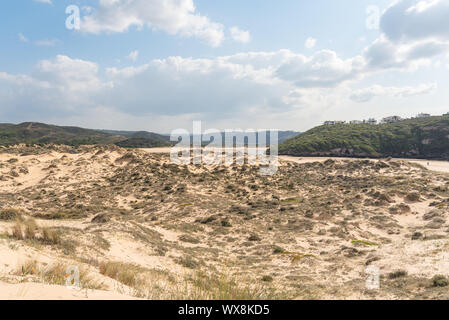 Der schöne Strand und die Mündung des Flusses Aljezur, die Praia da Amoreira Stockfoto