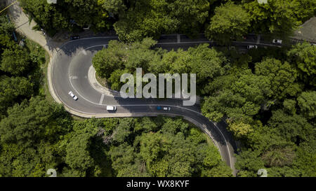 Luftbild des Autos auf einer kurvigen Straße in Berg Stockfoto