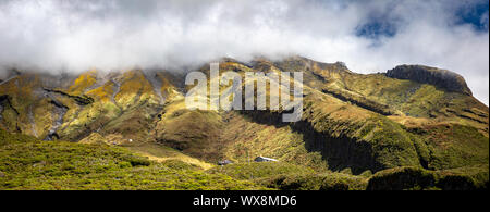 Vulkan Taranaki abgedeckt in Wolken, Neuseeland Stockfoto