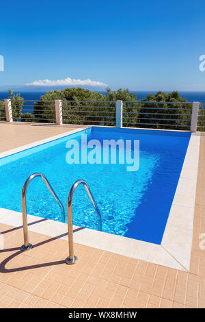 Blaue Schwimmbecken Schritte Himmel und Meer Stockfoto