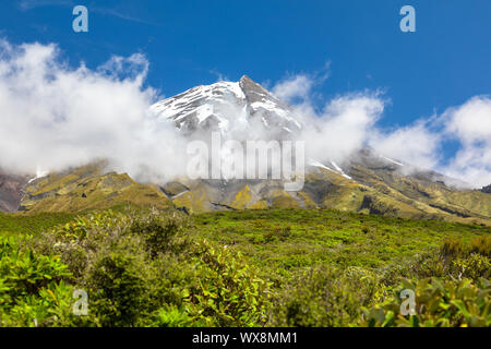 Vulkan Taranaki abgedeckt in Wolken, Neuseeland Stockfoto