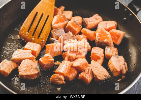 Lachsfilets in der Pfanne Stockfoto