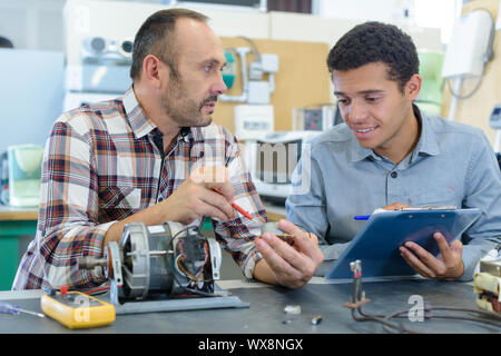 Studenten der Ingenieurwissenschaften im Labor Stockfoto