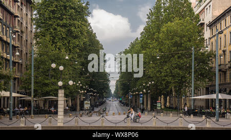 Straße im Stadtteil Brera Mailand mit Bäumen auf Seiten Stockfoto