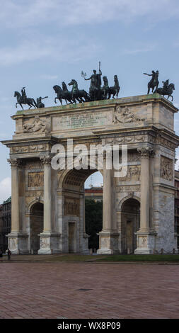 Frieden arc in Mailand mit bronce Skulpturen shorse Stockfoto