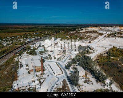 Industrielle Landschaft. Chalk Verarbeitung Zementwerk, Luftbild. Stockfoto