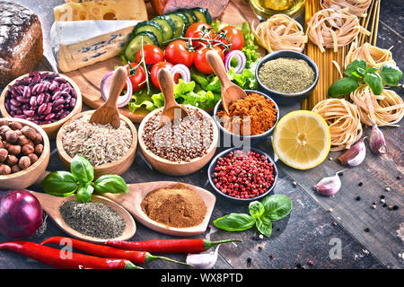 Zusammensetzung mit verschiedenen organischen Lebensmittel auf dem Tisch. Stockfoto