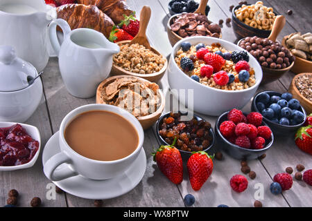 Zusammensetzung mit verschiedenen Arten von Frühstück Getreideerzeugnisse und frische Früchte. Stockfoto