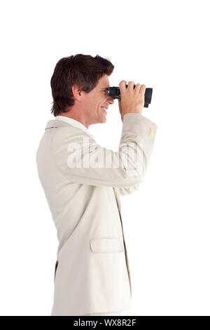 Zuversichtlich Geschäftsmann mit Fernglas vor weißem Hintergrund Stockfoto