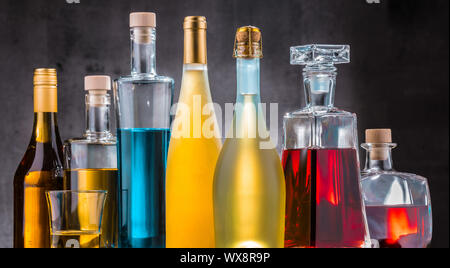 Komposition mit Karaffe und Flaschen verschiedene alkoholische Getränke. Stockfoto