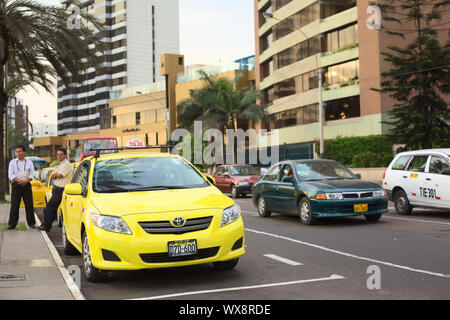 LIMA, PERU - 16. MÄRZ 2012: Unbekannter Taxifahrer neben Yellow Cabs auf dem Malecon de la Reserva nach Larcomar warten auf Passagiere auf Stockfoto