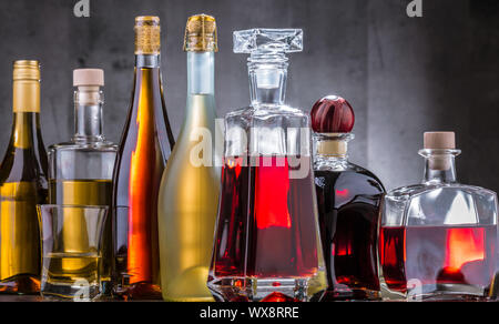 Komposition mit Karaffe und Flaschen verschiedene alkoholische Getränke. Stockfoto