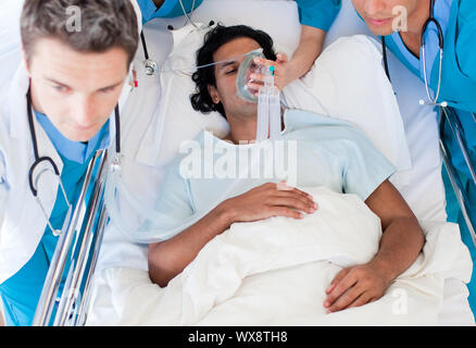 Ärzte, die einen Patienten auf der Intensivstation. Medizinisches Konzept. Stockfoto