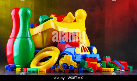 Zusammensetzung mit bunten Kunststoff Kinder Spielzeug. Stockfoto