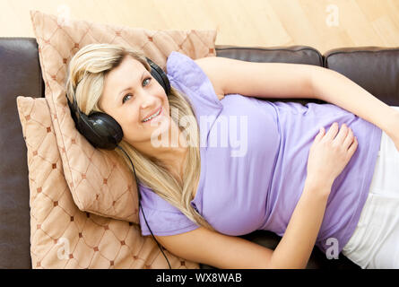 Hübsche Frau hört die Musik im Wohnzimmer bei homewoman Stockfoto