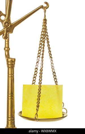 Golden Gewicht Balance Skala mit leerem Papier Stockfoto