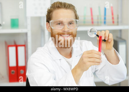 Happy Sachverständigen Diplomkriminalist Ing. arbeiten im Labor für Beweise Stockfoto