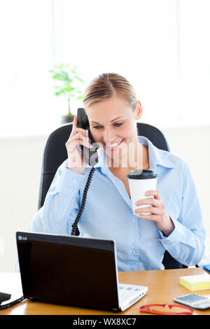 Ambititous kaukasischen Geschäftsfrau am Telefon sprechen sitzen in Ihrem Büro Stockfoto