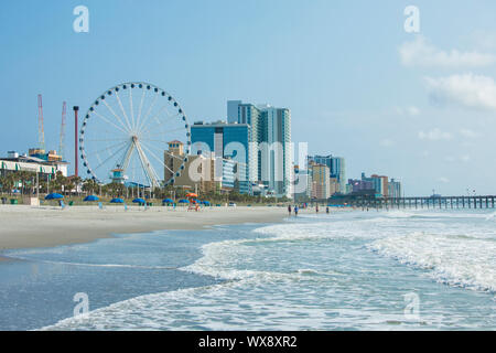 Resorts, Ozean, und Riesenrad in Myrtle Beach, South Carolina. Stockfoto