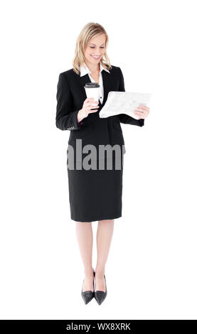 Attraktive Geschäftsfrau, lesen eine Zeitung hält einen Kaffee vor weißem Hintergrund Stockfoto