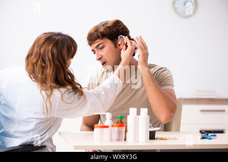 Patienten mit Hörproblem besuchen Arzt otorhinolaryngologi Stockfoto