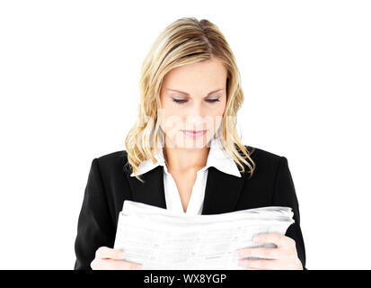 In dem Bestreben, Geschäftsfrau, die eine Zeitung vor weißem Hintergrund Stockfoto