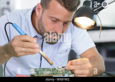 Engineer, der an der Platine Stockfoto