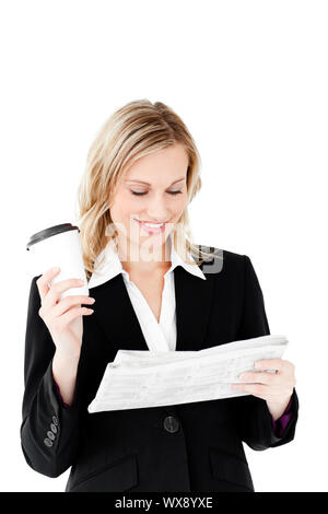Schöne Geschäftsfrau hält eine Tasse Kaffee, lesen eine Zeitung vor einem weißen Hintergrund Stockfoto