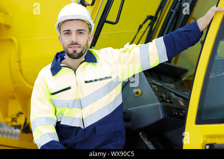 Lkw-Fahrer die Vorbereitung für das nächste Ziel Stockfoto